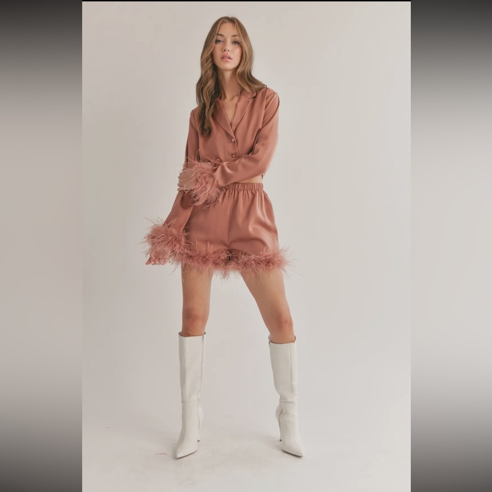 🆕🤍SATIN CROP TOP WITH SHORTS WITH FEATHERS - Picture 3 of 7